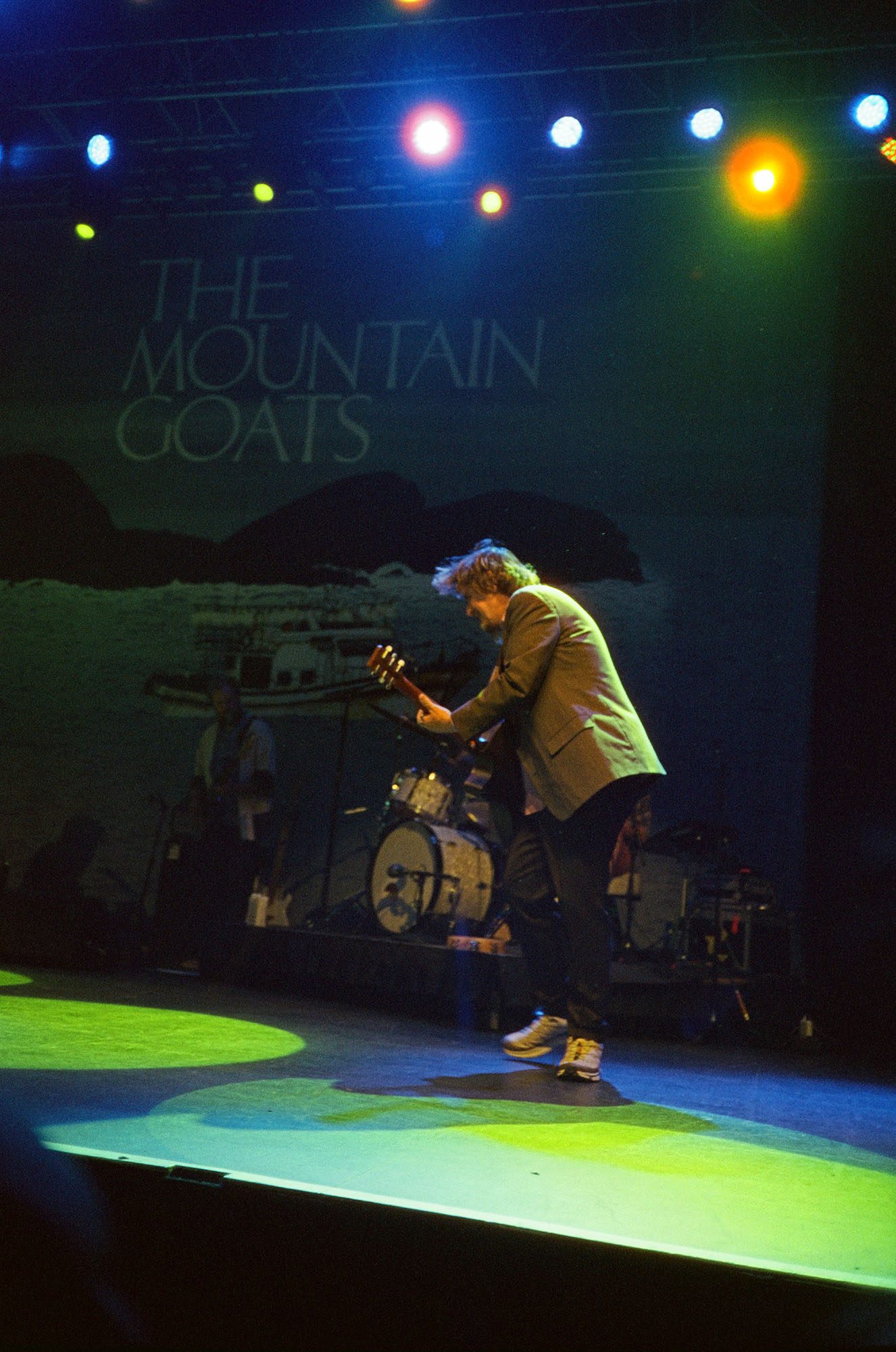 A blurry picture of an electric guitarist