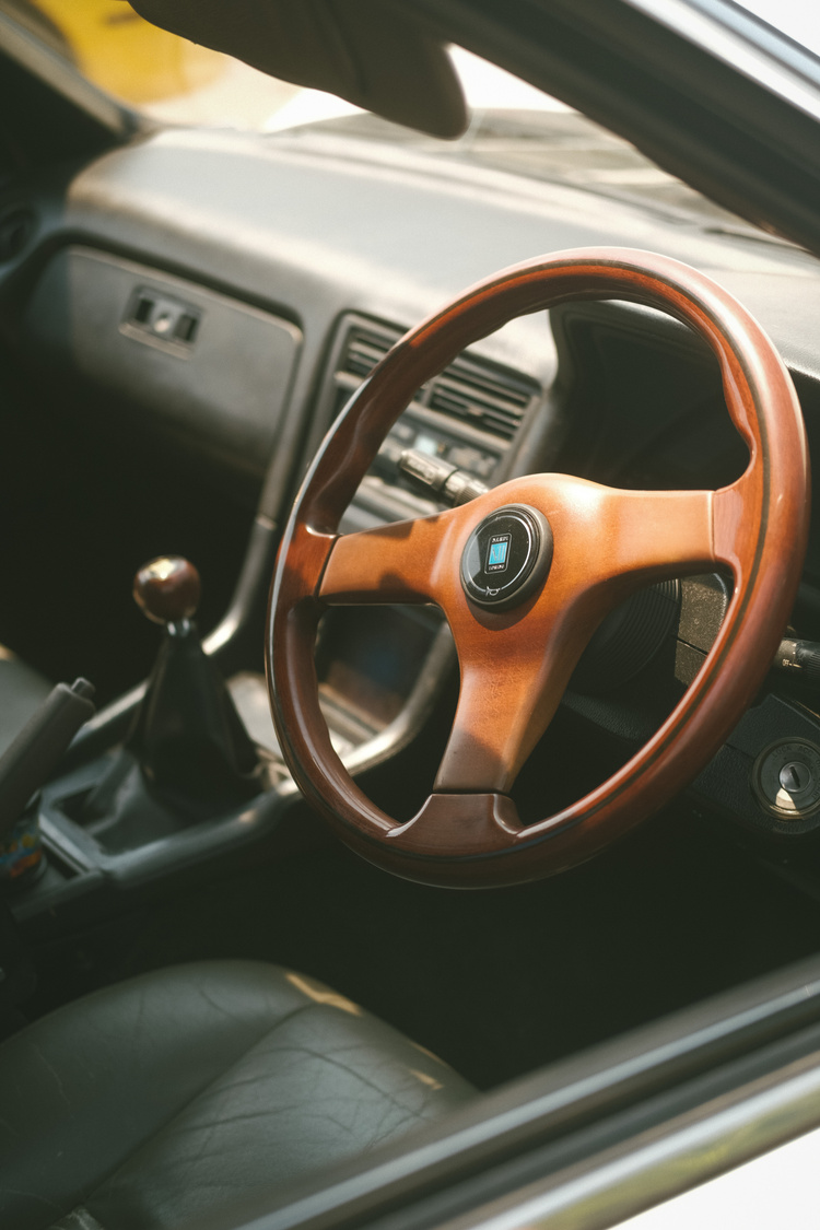 The wooden steering wheel of a Toyota Soarer