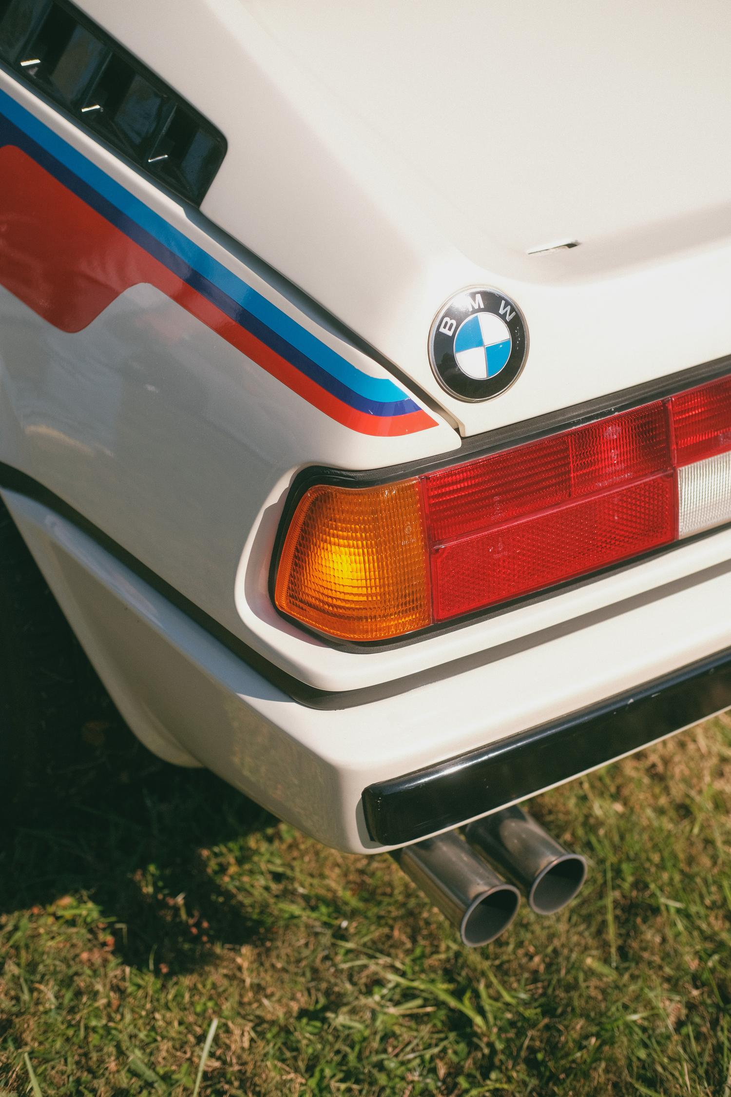 The rear corner of a white BMW M1